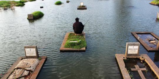 Kuburan Aneh Mancing di kuburan warga tak takut makan ikan merdeka com