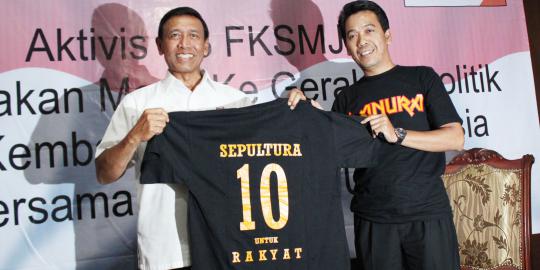 Wiranto terima kaos 'Sepultura' dari Aktivis 98 FKSMJ