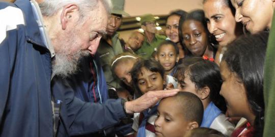 Fidel Castro berkumpul dengan anak-anak sekolah di Havana