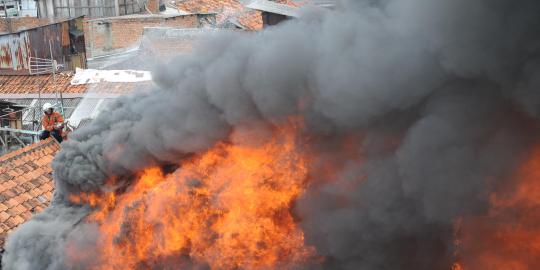 Siang hari, Kompleks PLN Klender terbakar