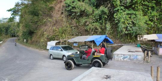 Jeep rombongan bupati Sleman terbalik di Merapi 