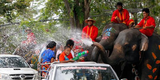 Berbasah-basah di festival perang air Songkran