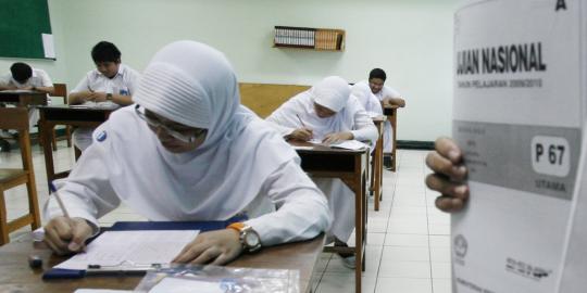 Polisi kawal distribusi soal UN di Jakarta Barat