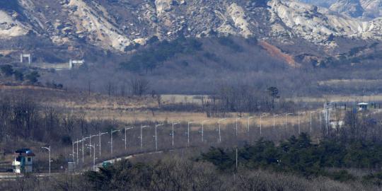 Melihat kondisi zona perbatasan dua Korea di kaki Gunung Kumgang