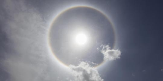 'Sun Dog' fenomena atmosfer & matahari penanda cuaca