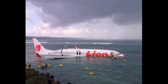 Petugas masih evakuasi penumpang Lion Air 