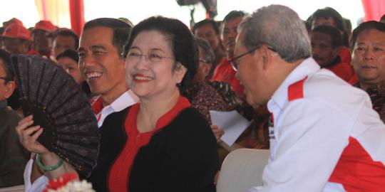 Megawati jaga tangan kanan demi tanda tangan DCS