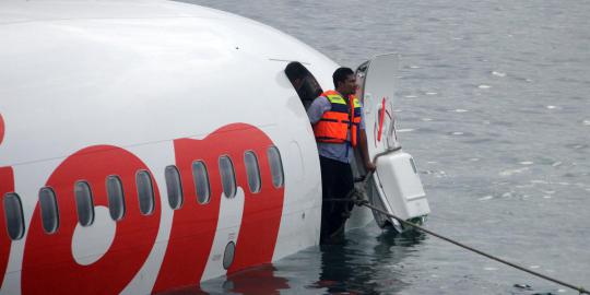 Suasana proses evakuasi korban kecelakaan pesawat Lion Air