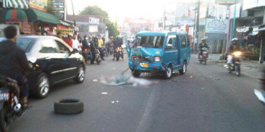 Angkot tabrak pengendara motor di Cileduk