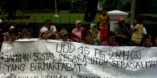 Satpol PP ancam angkut paksa warga yang ada di rumah 