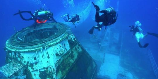 Pameran foto di kedalaman 28 meter dasar laut