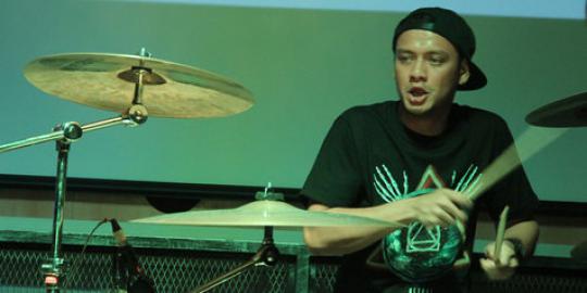 Eno Netral bantah tiru drummer Blink 182