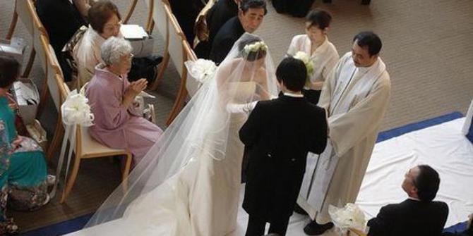Di Jepang, bule dibayar untuk jadi pendeta pernikahan 