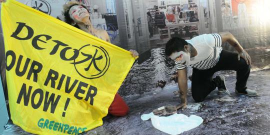 Aktivis Greenpeace protes pembuangan limbah oleh PT Gistex Group