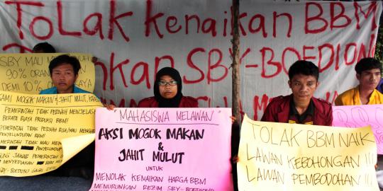 Mahasiswa gelar aksi jahit mulut tolak rencana kenaikan BBM