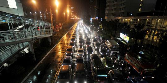 Jakarta diguyur hujan lebat, genangan muncul di mana-mana