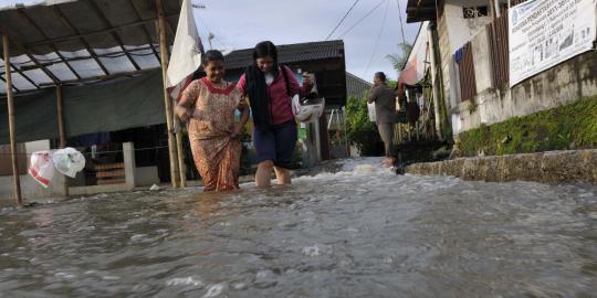Tanggul jebol akibat hujan deras, warga Jati Padang kebanjiran