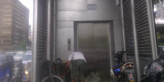 Kepala terjepit lift, teknisi Pasar Glodok kritis