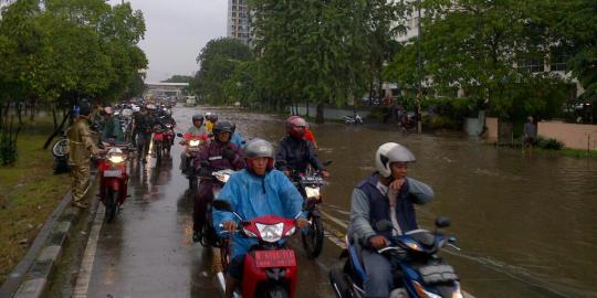 Diguyur hujan deras, Jakarta dikepung banjir dan macet