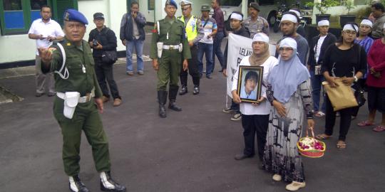 Aksi doa bersama kasus pengeroyokan oleh anggota TNI diusir POM