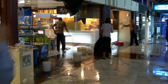 Bocor saat hujan, bandara Indonesia belum pantas terbaik dunia