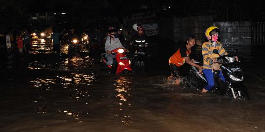 Dikepung air setinggi 1 meter, lalin arah Ciledug macet