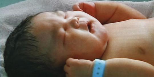 Bayi sehat dalam kardus dibuang orangtua di Bekasi