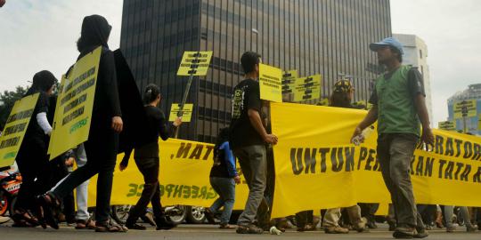 Sambut Hari Bumi, aktivis Greenpeace gelar aksi jalan mundur