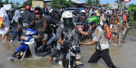 Pak Polisi ini rela basah-basahan tolong pemotor saat banjir