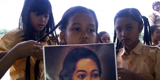 Sambut hari Kartini, ratusan siswi lomba kepang rambut