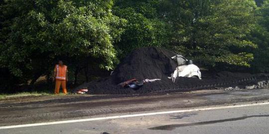 APV tertimbun batu bara di Tol Bekasi