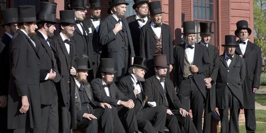 Unik, 36 pria ini berpenampilan mirip Abraham Lincoln!