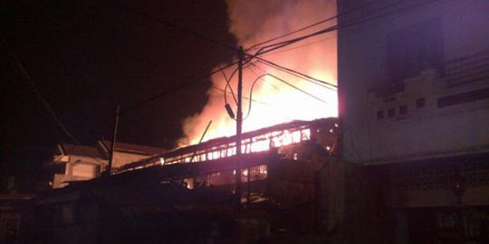Api masih berkobar, 14 mobil Damkar dikerahkan