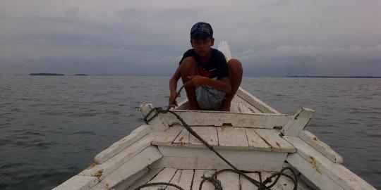 Jalan rusak, siswa SMP di Barito berangkat UN naik perahu