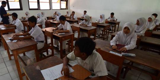 Peserta UN SMP di Kota Malang dapat jatah sarapan kue dan roti