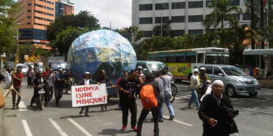 Protes isi bumi dikeruk, bola raksasa digelindingkan di jalan