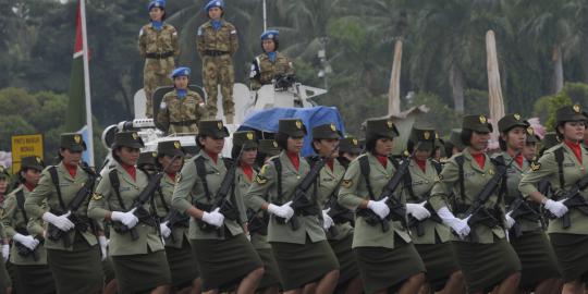 Aksi prajurit wanita TNI-Polri di apel gabungan HUT Kartini