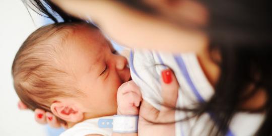 Terlalu lama minum ASI bikin bayi kurang zat besi?