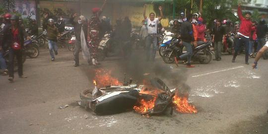 Kampus UMI rusuh, 1 motor dibakar dekat Masjid Umar bin Khattab