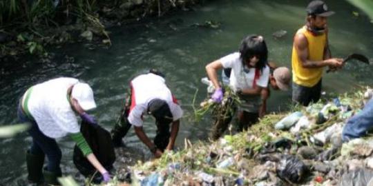Hari Bumi, Wali Kota Medan dan Konsul AS bersihkan sungai