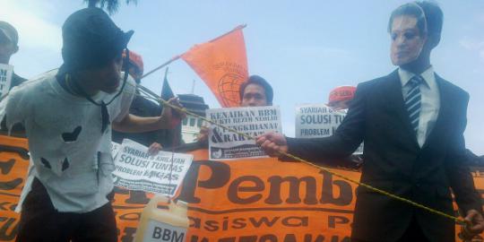 Bertopeng SBY, mahasiswa Bandung demo tolak kenaikan BBM