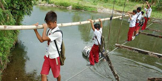 Kisah pelajar SD meniti jembatan darurat ke sekolah