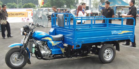 ‘Kaisar berkaki tiga’ sanggup menarik truk kontainer 20 ton