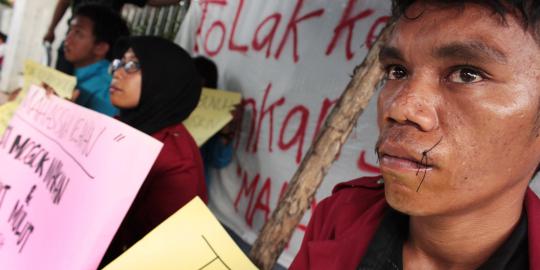 Mahasiswa yang demo BBM dengan menjahit mulut pingsan