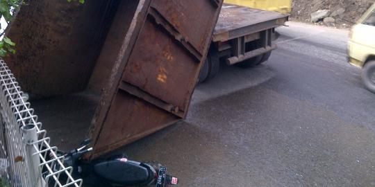 Bak besi truk copot, Agung pengendara motor selamat dari maut