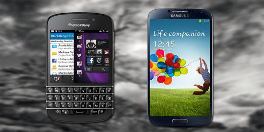 Adu tangguh Galaxy S4 dan BlackBerry Q10