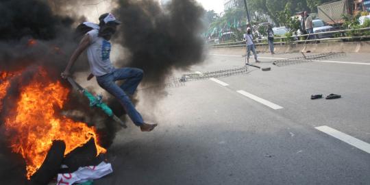 Tolak BBM naik, mahasiswa Makassar rusak truk pengangkut BBM