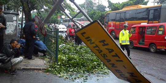  Pohon tumbang di depan PGC robohkan rambu Busway