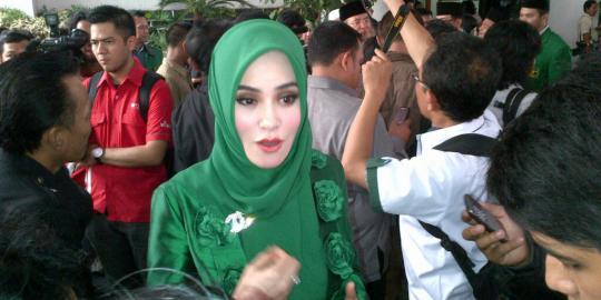 4 Biduan cantik ini siap 'goyang' DPR