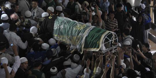 Ribuan jemaah ikut salatkan jenazah Uje di Istiqlal
